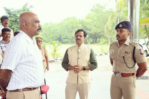 மூத்த காவல் அதிகாரிகளுடன்