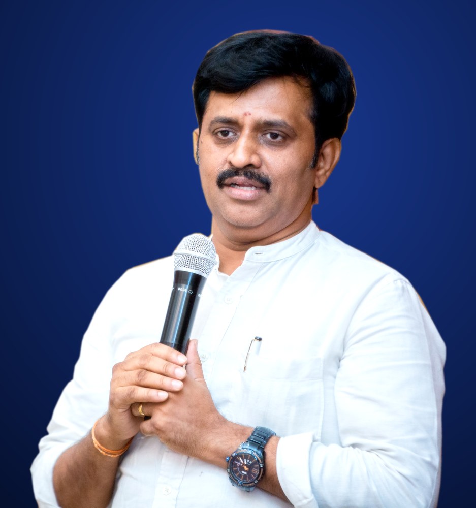 மேடையில் மைக்குடன் பேசும் சுரேகா சுந்தர்